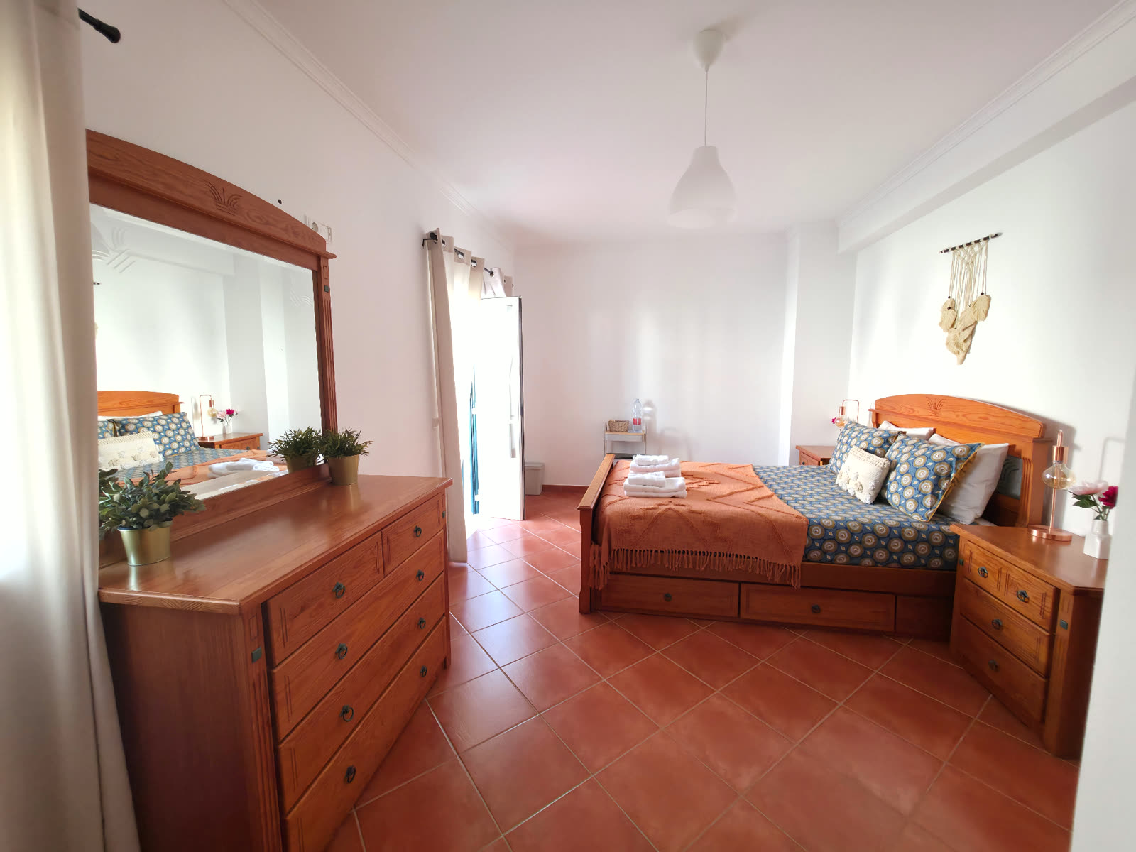 Zimmer D · Doppelzimmer mit Terrasse und Doppelbett — 1/5
