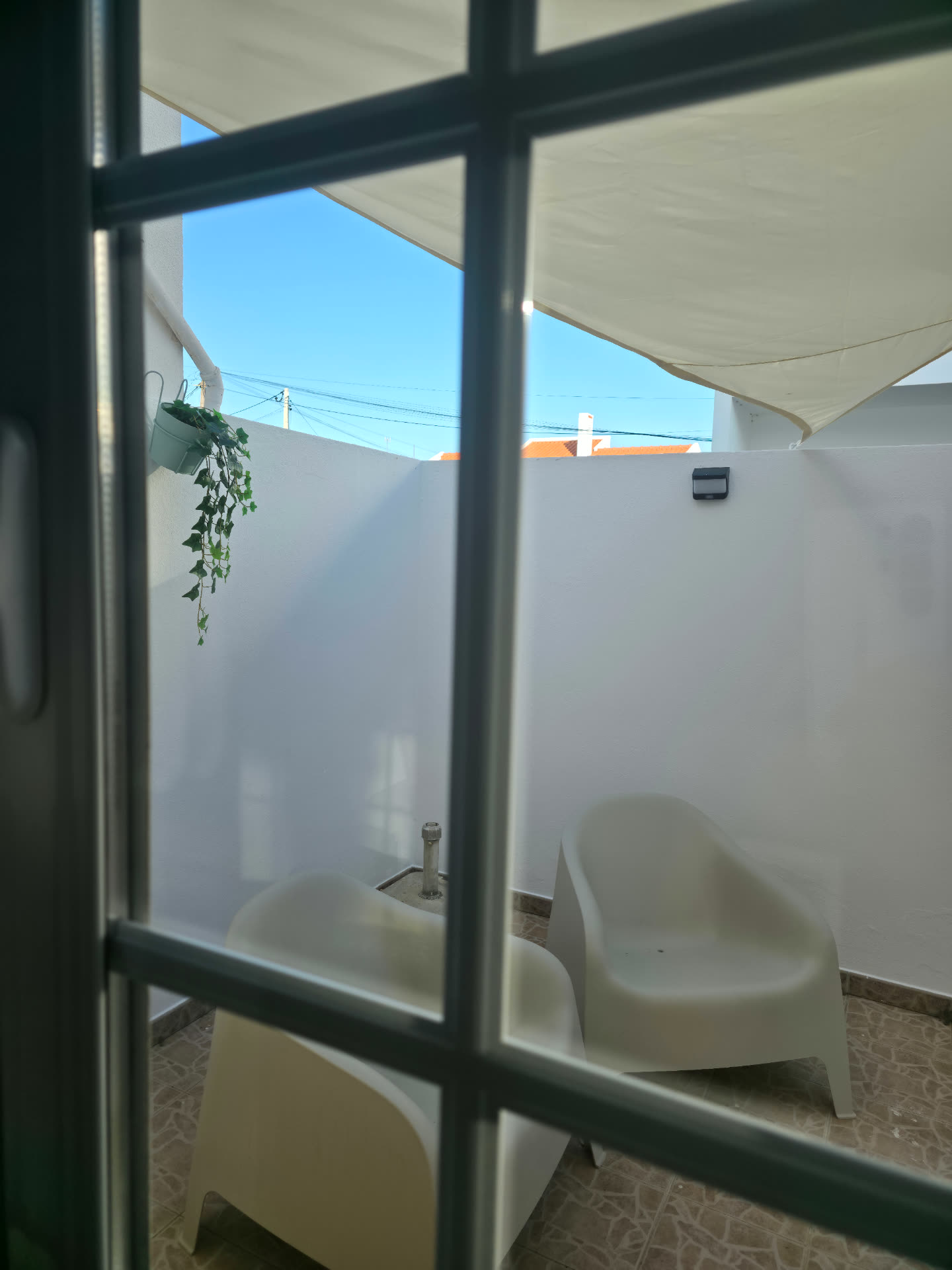 Zimmer D · Doppelzimmer mit Terrasse und Doppelbett — 2/5
