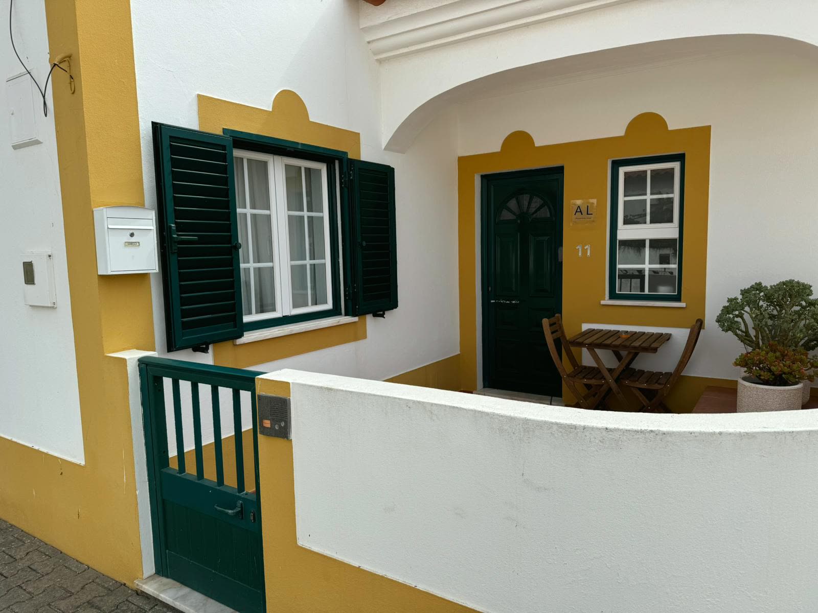 Zimmer 1 · Doppelzimmer mit Terrasse und eigenem Bad — 4/5