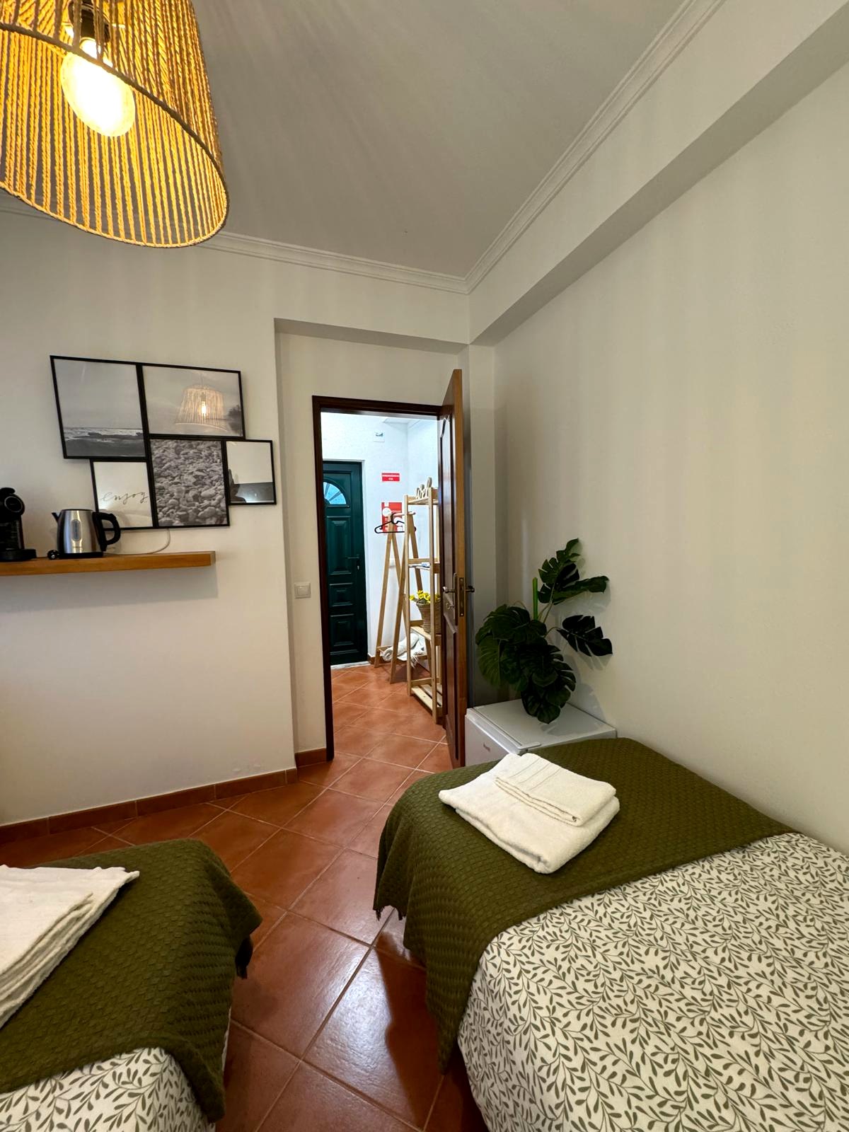 Zimmer 1 · Doppelzimmer mit Terrasse und eigenem Bad — 2/5